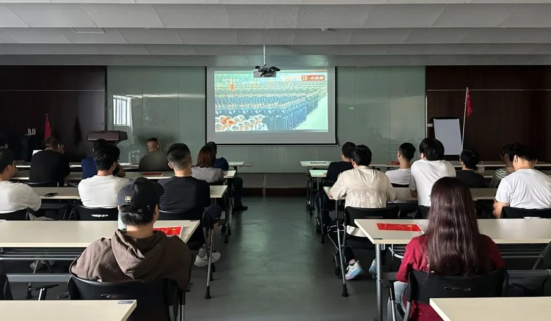 愿以吾輩之青春 捍衛盛世之中華 | 江蘇北人組織觀看九三閱兵儀式 愿以吾輩之青春 捍衛盛世之中華 | 江蘇北人組織觀看九三閱兵儀式